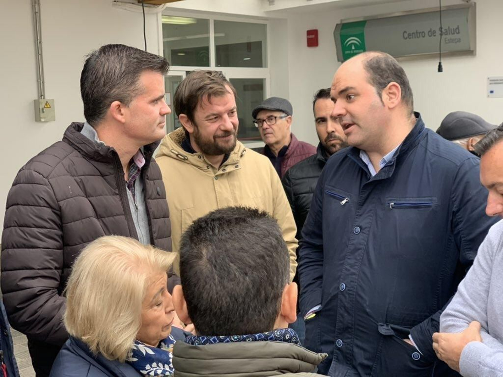El alcalde de Estepa junto a vecinos y otros ediles en el centro de salud.