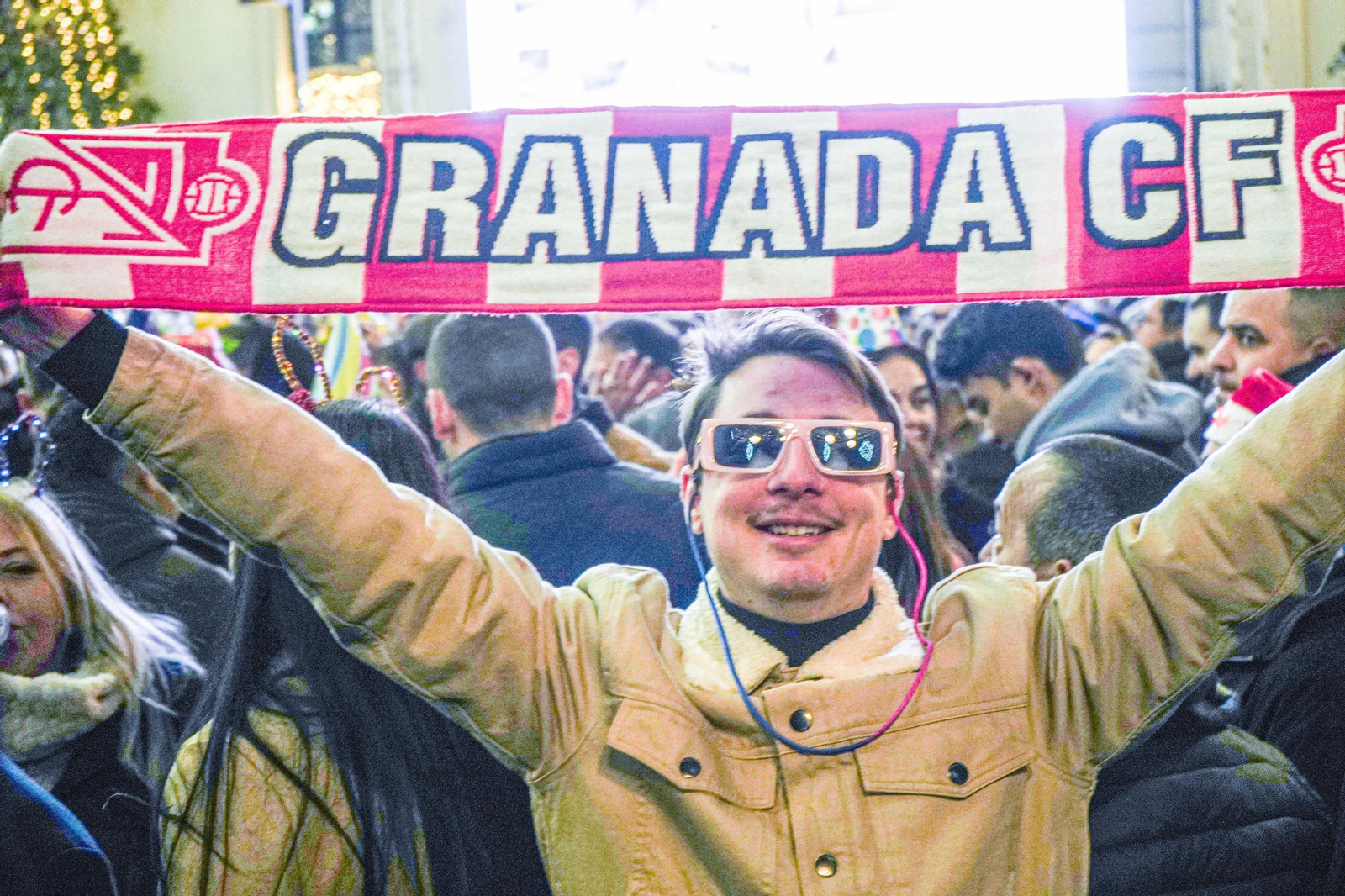 Así se vivieron las campanadas en la Plaza del Carmen de Granada: uvas y fiesta para recibir a 2024
