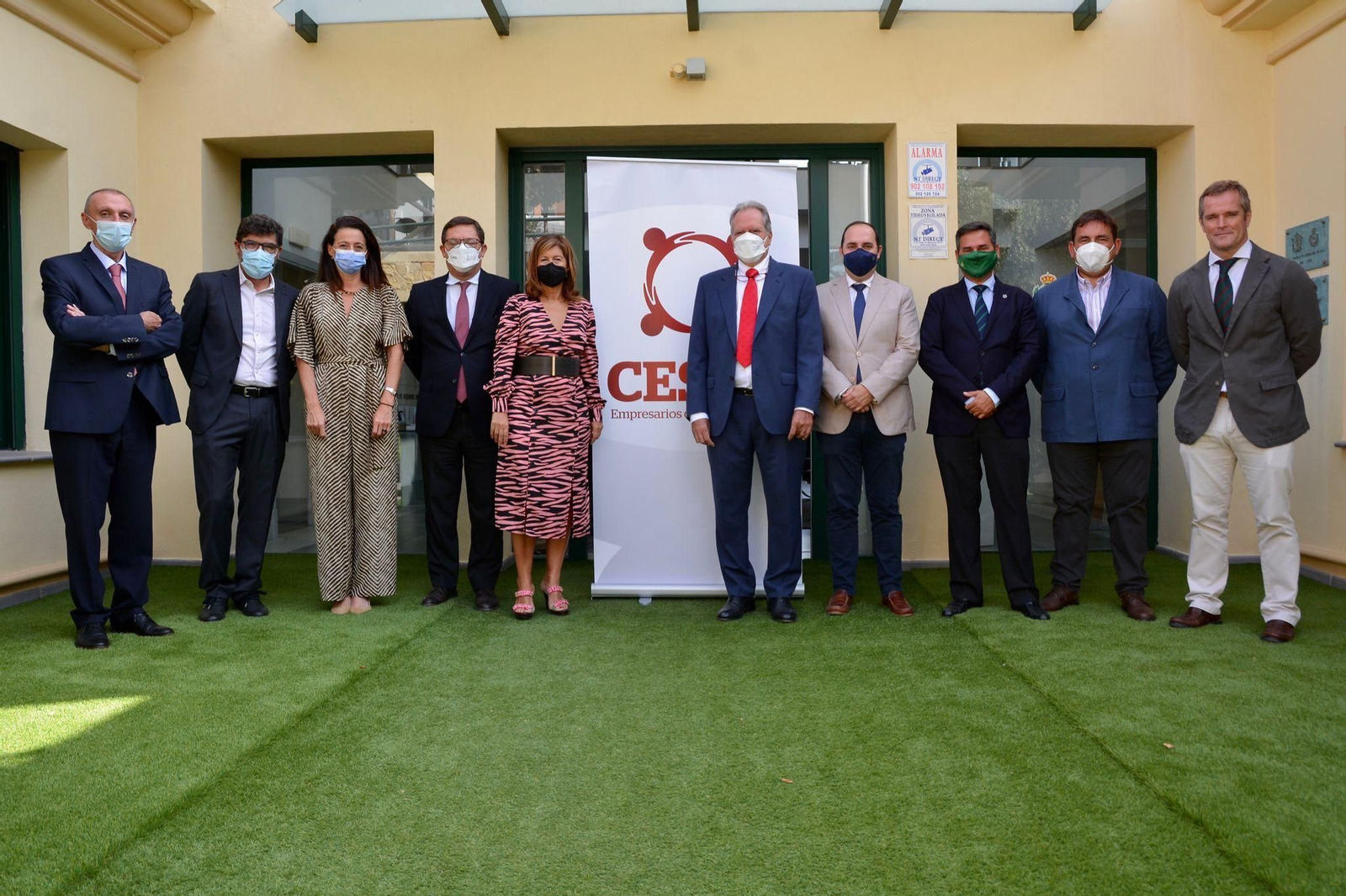 Fotografía de familia de la presentación del informe en la sede de la Federación Andaluza de Golf
