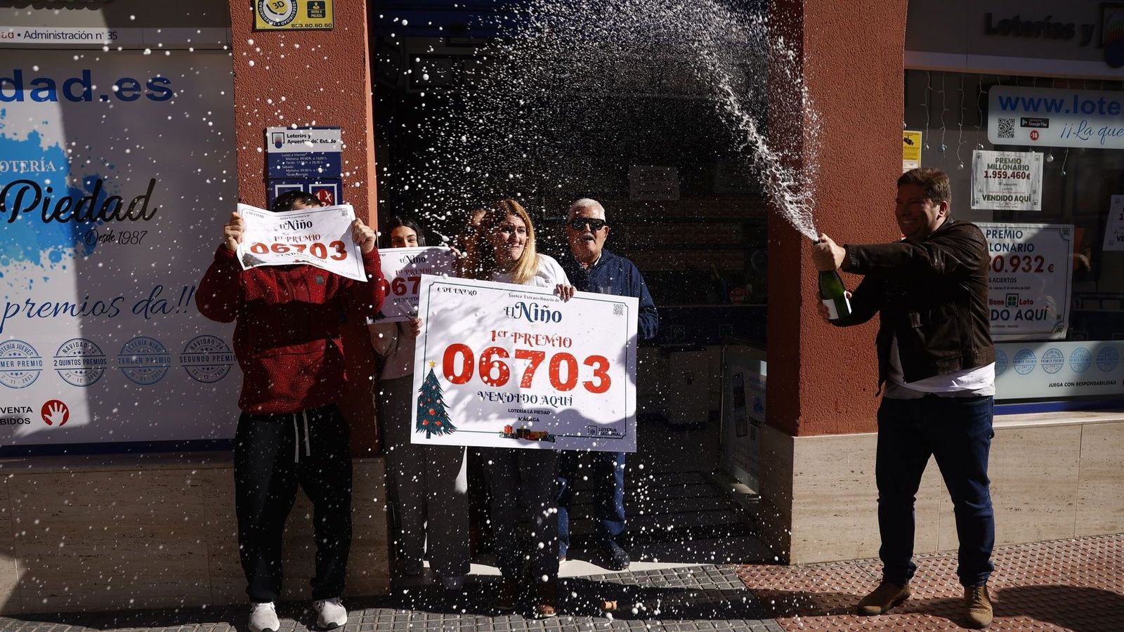 La administración de Duque de Rivad en Málaga celebrando el primer premio del sorteo del Niño