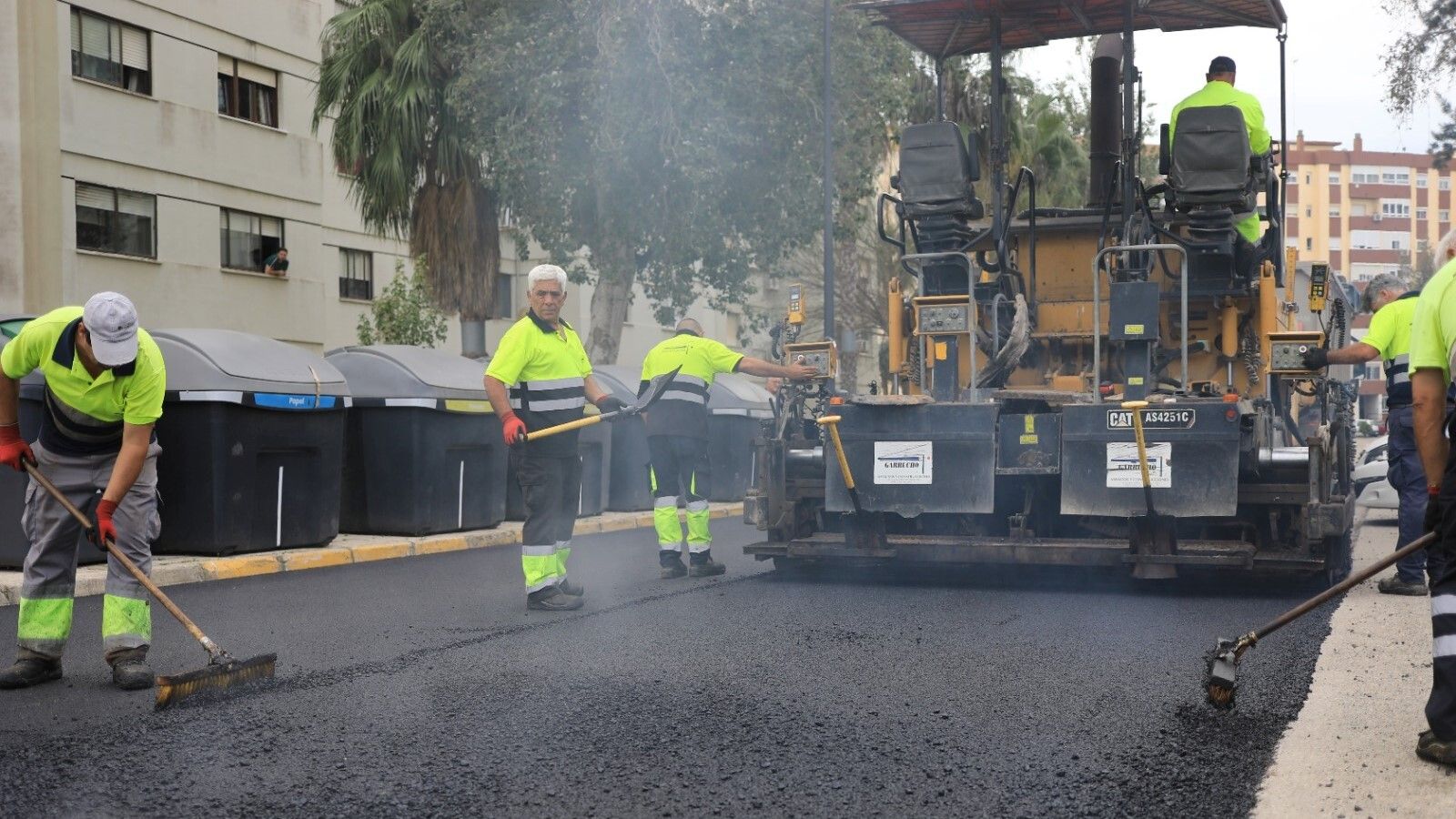 Operarios de la empresa adjudicataria del tercer plan de asfaltado, en plena faena.