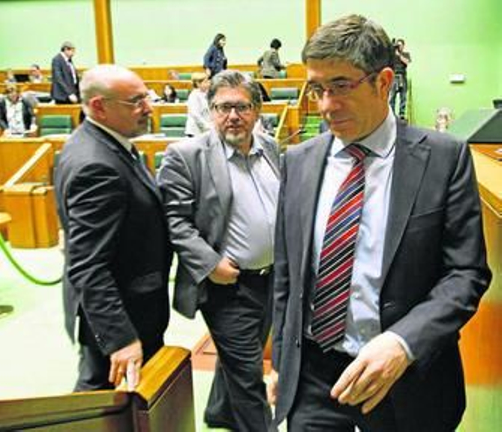 Pastor, Eguiguren y López (de izqda. a dcha.) abandonan el Parlamento vasco tras el Pleno de ayer.