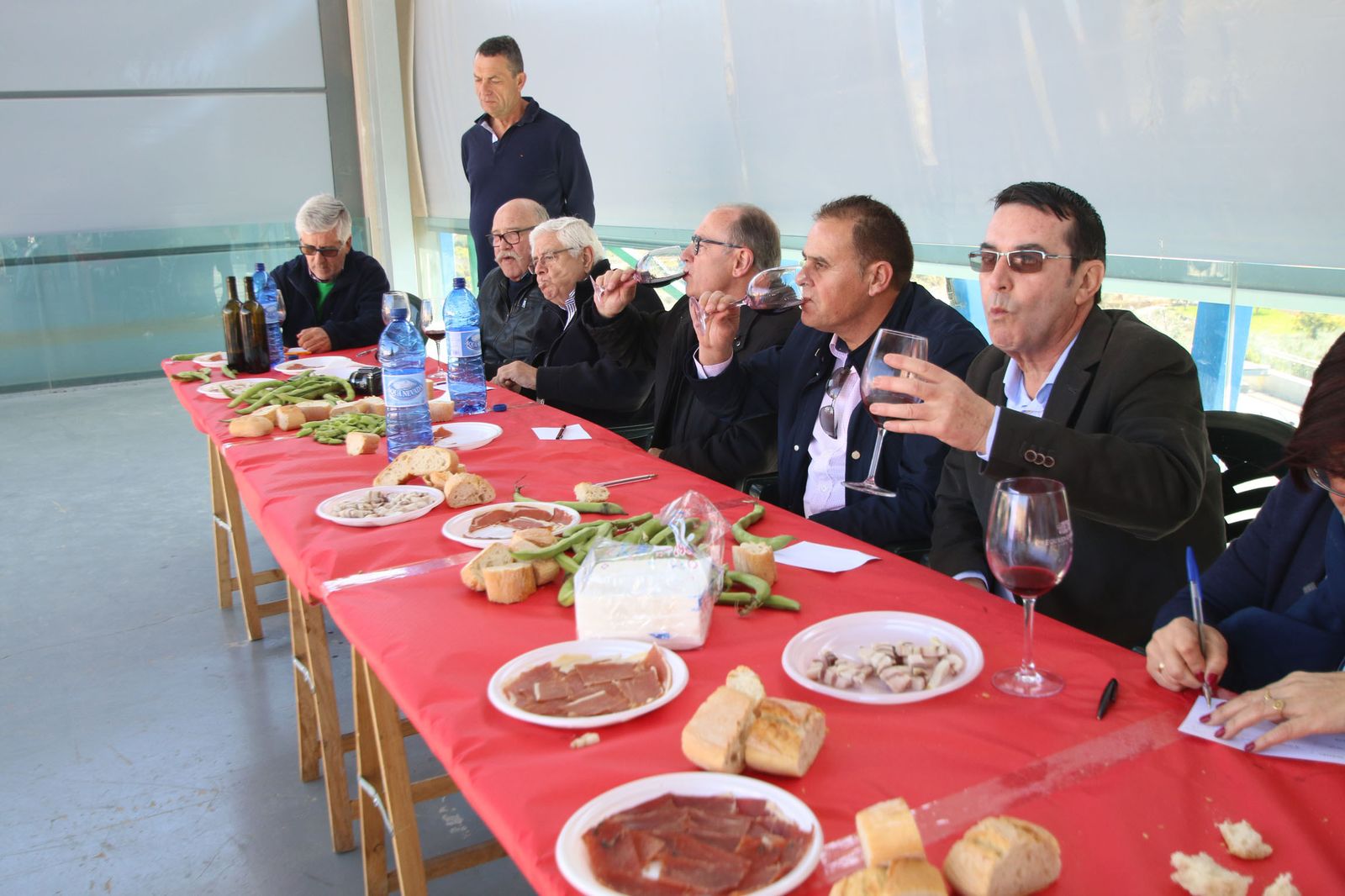 La cultura del vino artesanal se bebe en la cata del Parque Central de Benahadux