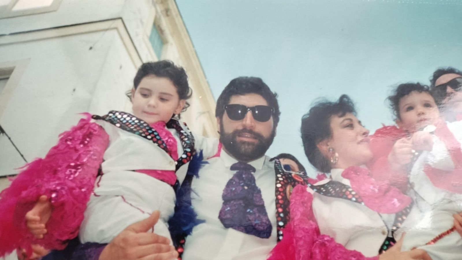 En la batea del coro ‘Tropicana’ (1992) junto a su familia.