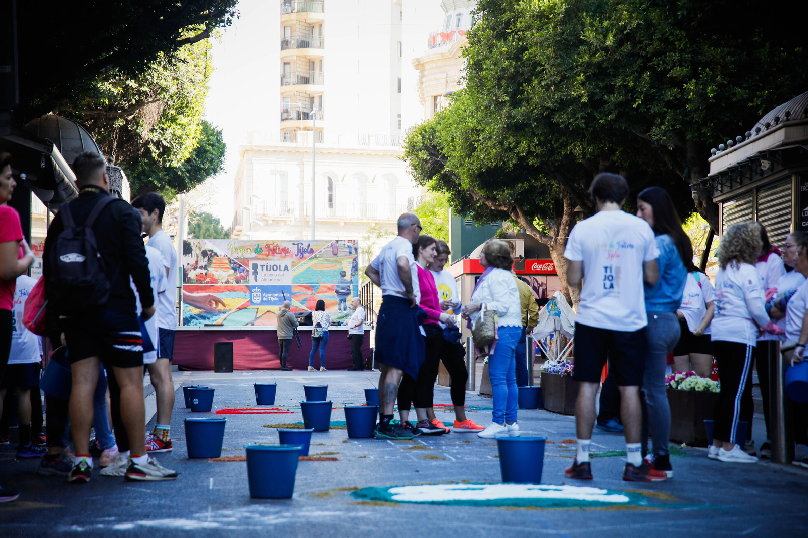 Así es la alfombra de serrín de 60 metros en el Paseo de Almería, en imágenes.