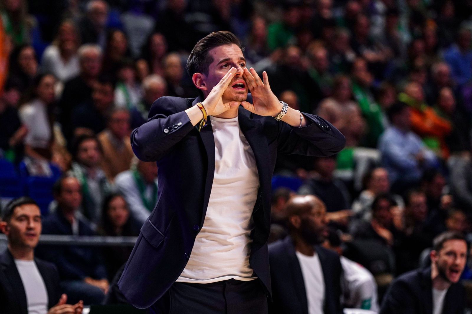 Arturo Ruiz da instrucciones a sus jugadores en el Martín Carpena.