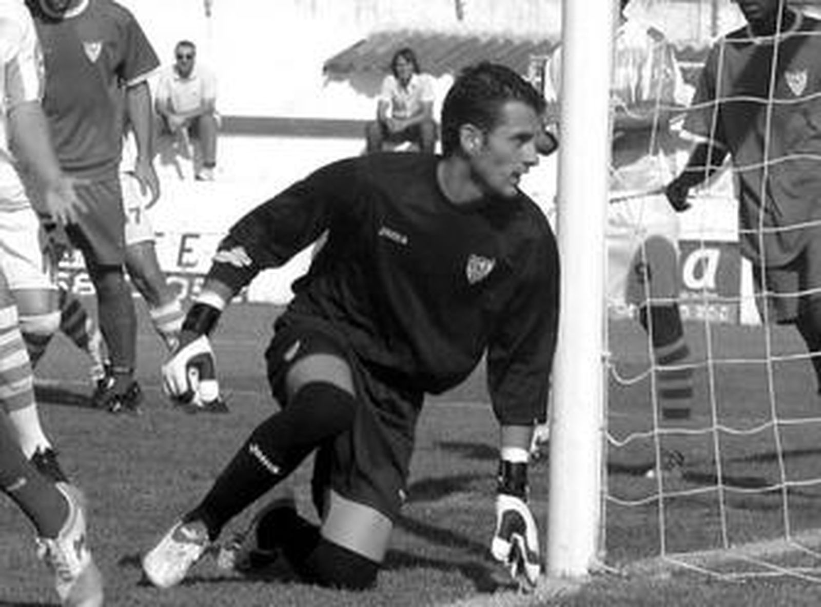 Miguel Aragón cubre un poste durante un partido con el Sevilla C.