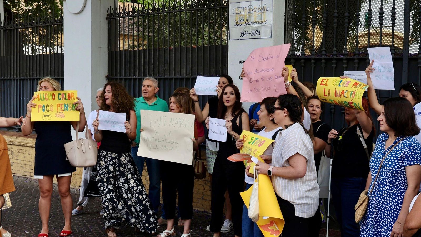 La protesta de los padres del CEIP Borbolla contra el calor.