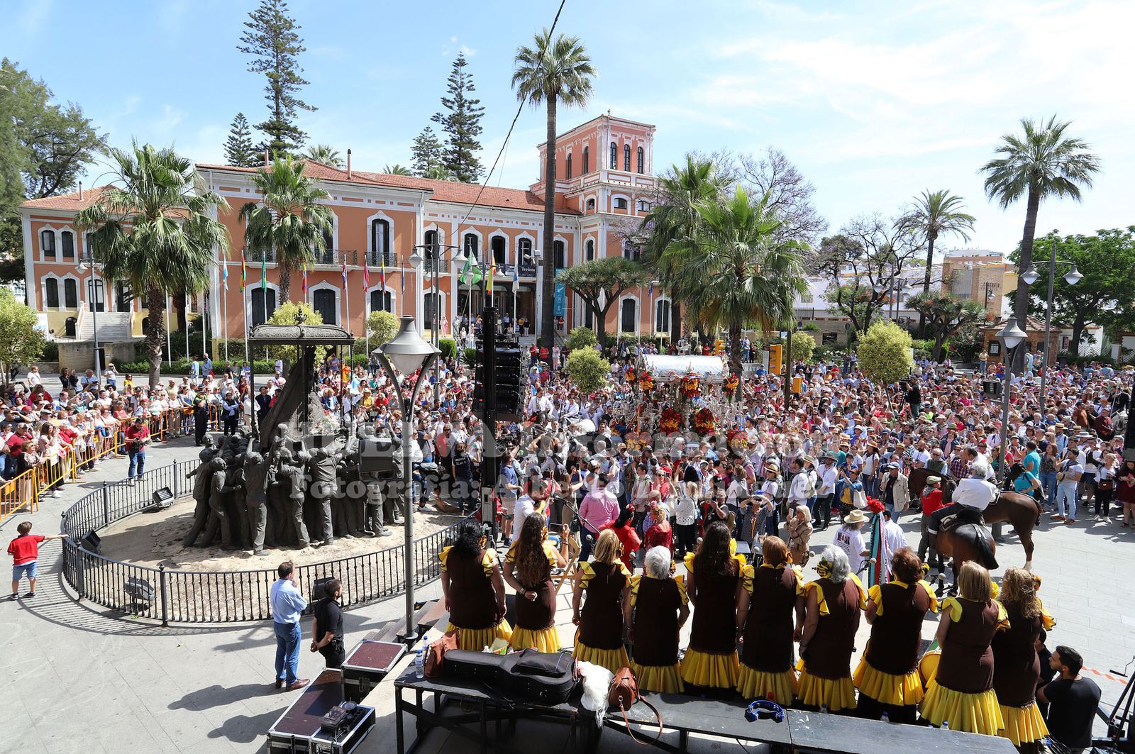 Imágenes  de Emigrantes y el gran ambiente que le ha acompañado en su salida. Rocío 2019