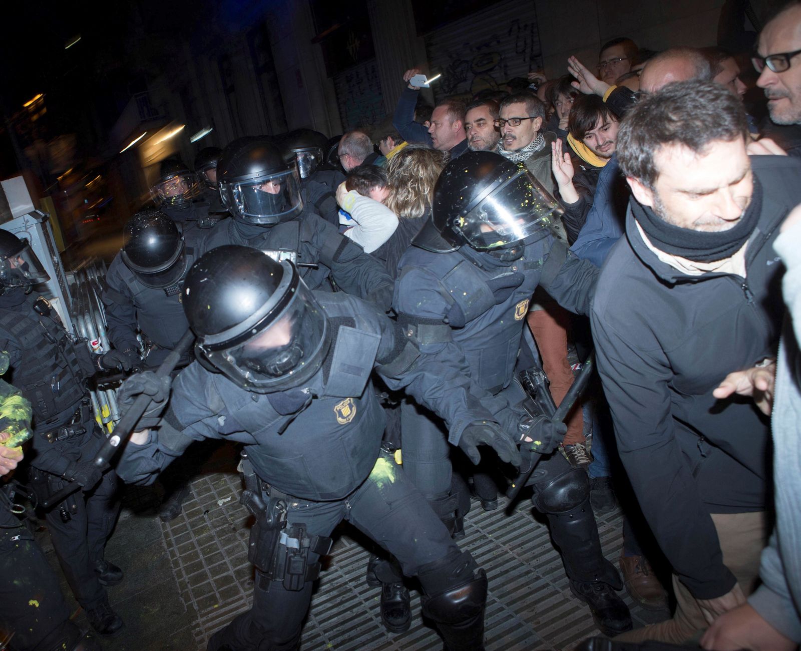 Los Mossos cargan contra los manifestantes.