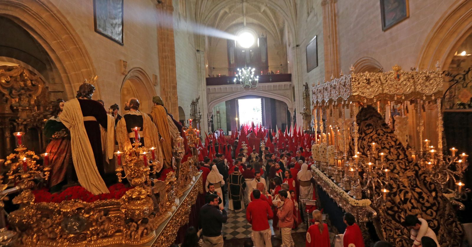 La hermandad de la Sagrada Cena antes de salir desde San Marcos.
