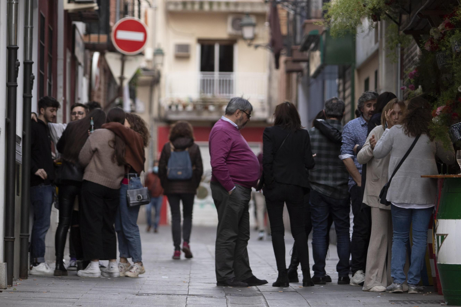 Fotos: los bares y comercios de Granada vuelven a abrir hasta la noche