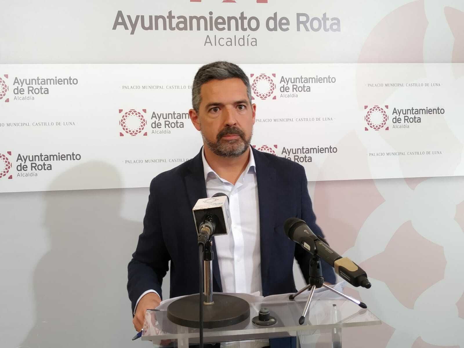 El alcalde de Rota, Javier Ruiz, en el Ayuntamiento de la localidad.