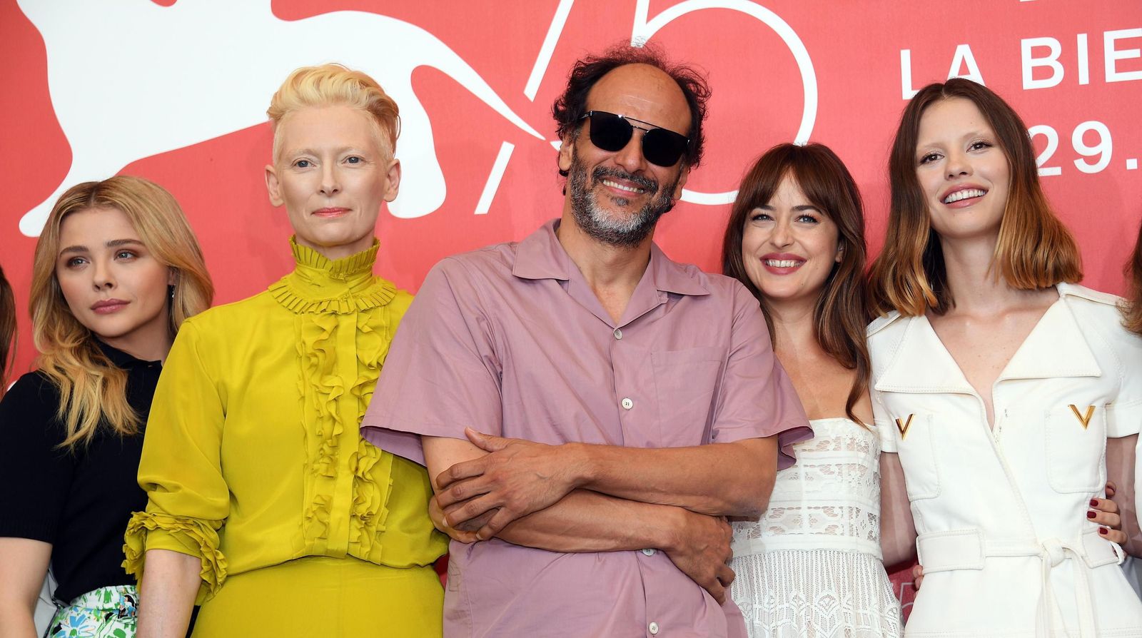 Luca Guadagnino, en el centro, junto a las actrices Chloe Grace Moretz y Tilda Swinton (izquierda) y Dakota Johnson y Mia Goth.