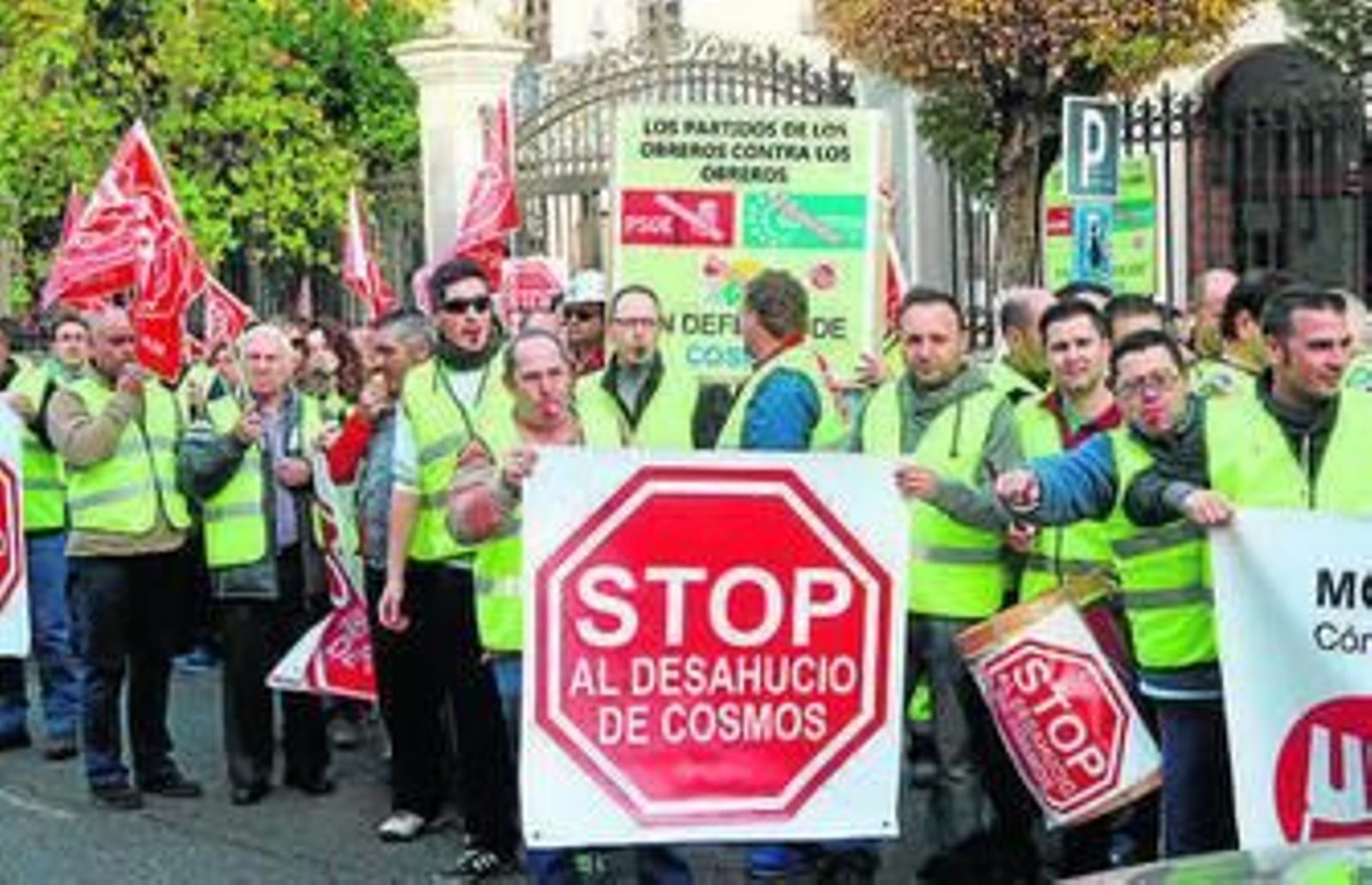 Una de las protestas de la plantilla de Cosmos ante Urbanismo.