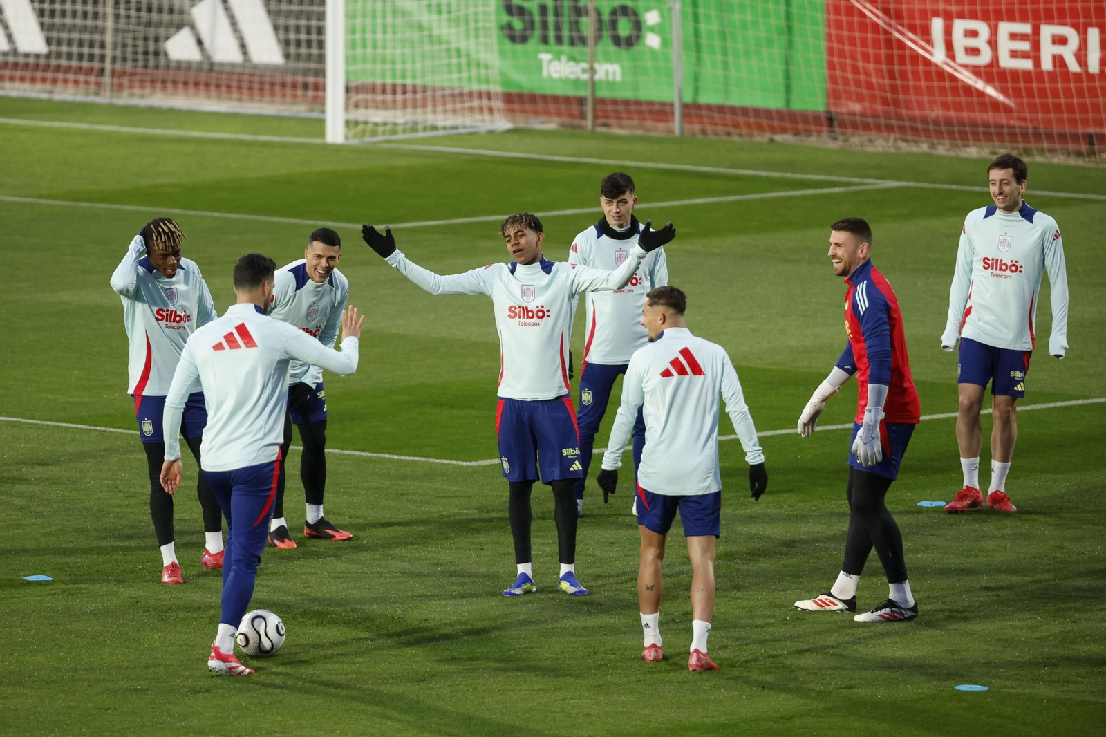 El primer día de Dean Huijsen con los campeones de Europa
