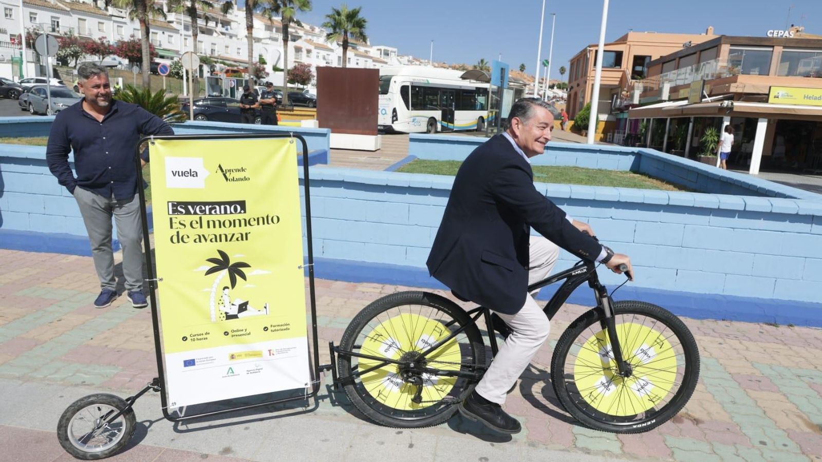 Antonio Sanz recorre el paseo marítimo de Getares en una bici publicitaria. Antonio Sanz recorre el paseo marítimo de Getares en una bici publicitaria.