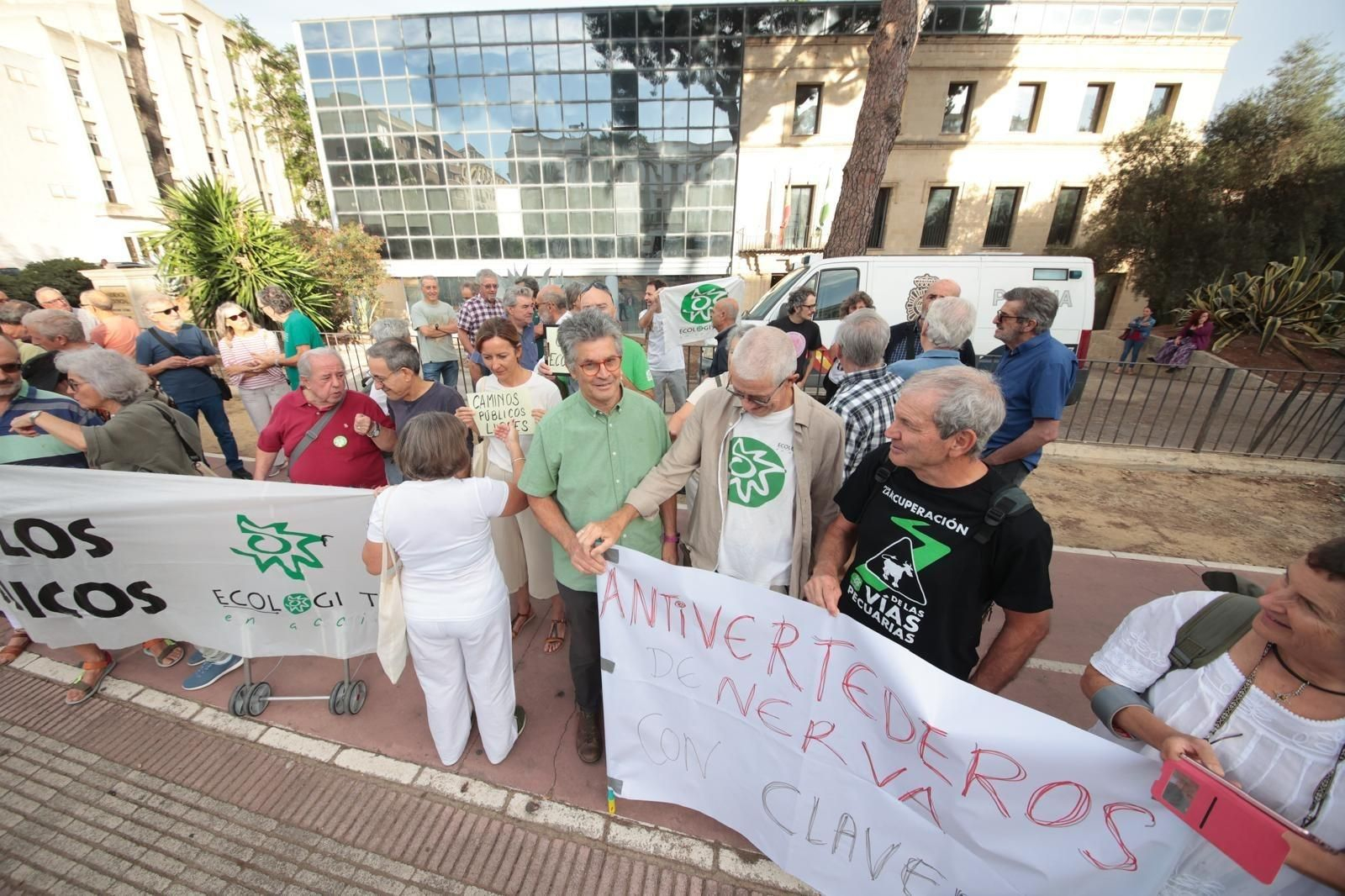 Decenas de personas acompañan a Juan Clavero en su juicio en Jerez clavero08.jpg