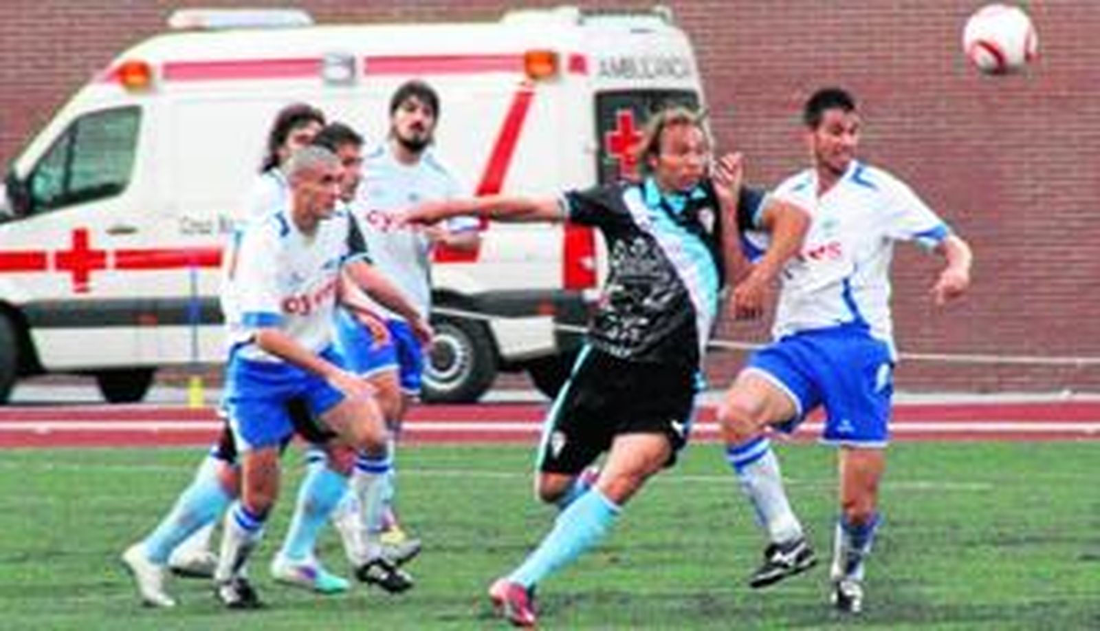 El isleño Iván Guerrero trata de alcanzar el esférico rodeado por jugadores del Loja.