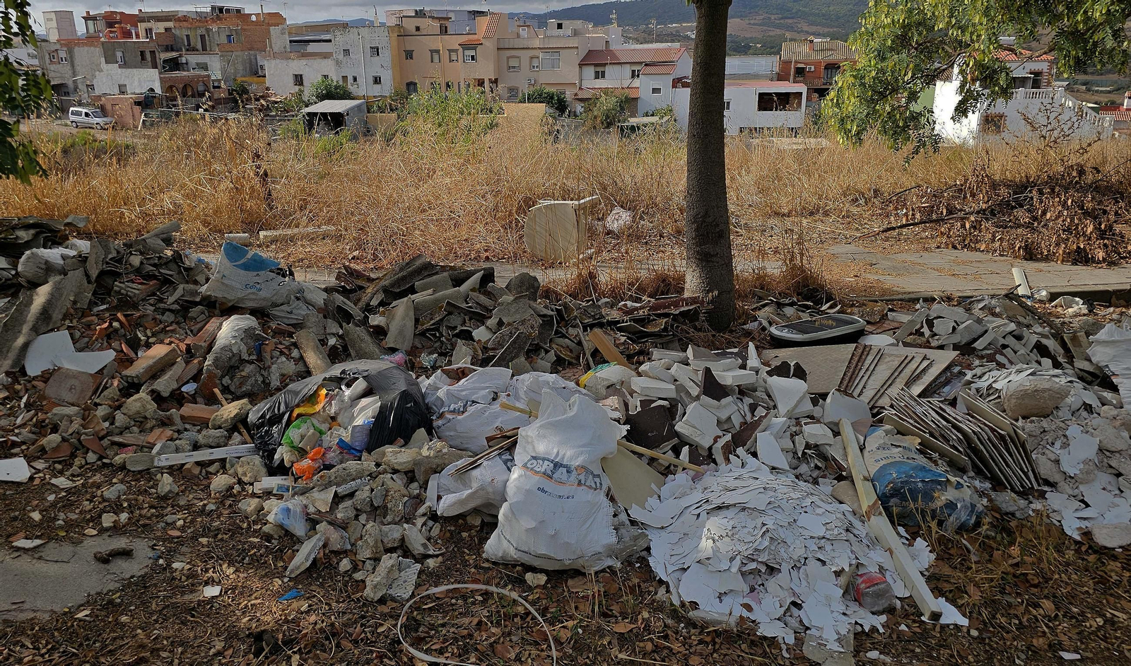Las escombreras ilegales de Algeciras, en imágenes