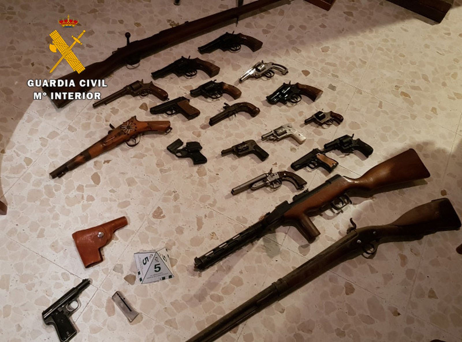Arsenal de armas de fuego descubierto en la vivienda del arrestado.