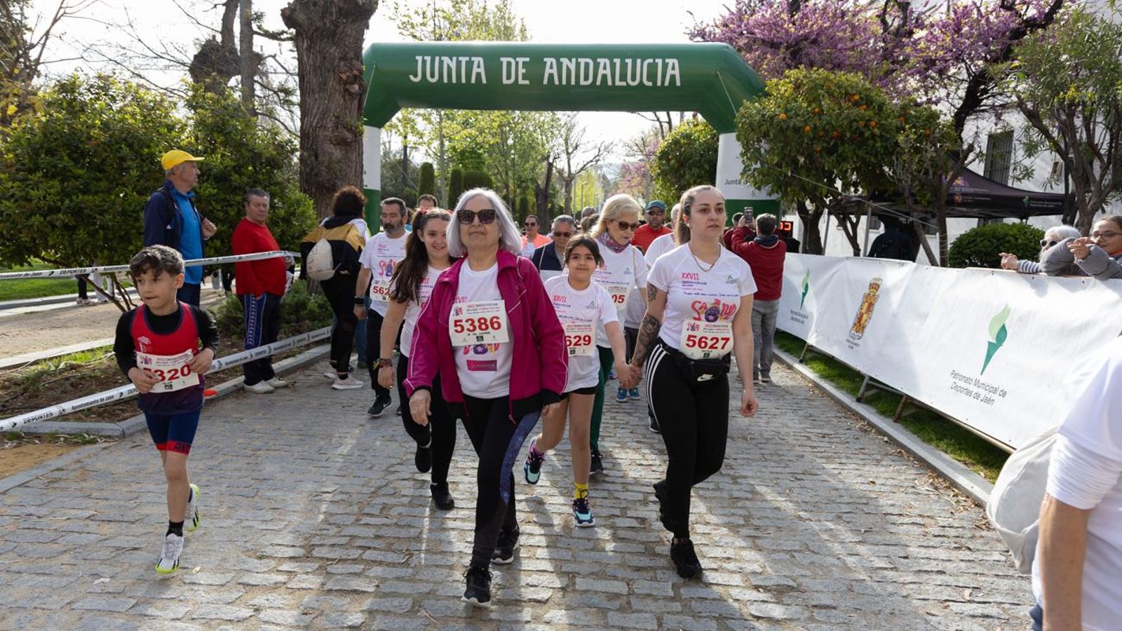Más de 2.100 participantes corren para promover la salud en Jaén, en imágenes (1)