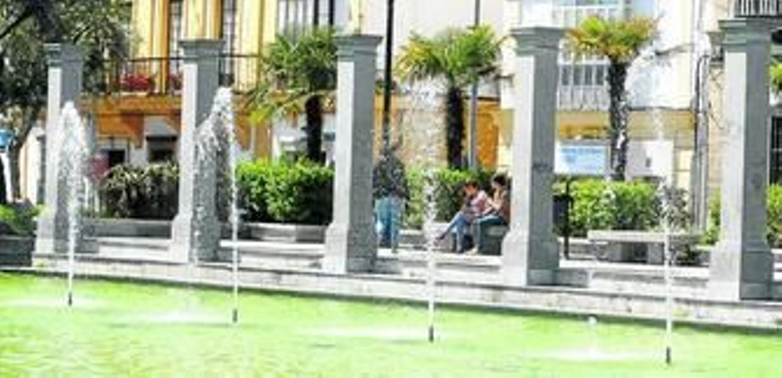 La fuente del Mamelón, ayer, en funcionamiento tras la reparación de Infraestructuras.