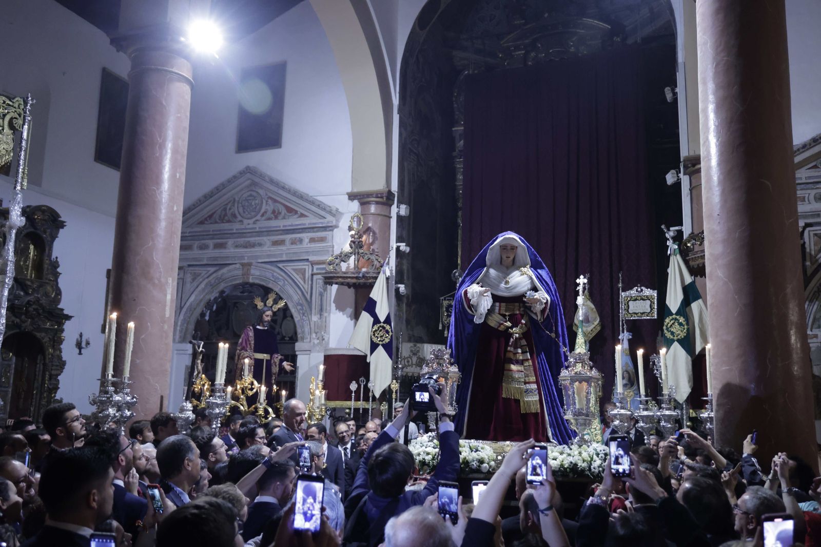 La Virgen del Rocío, ya en la iglesia de Santiago.