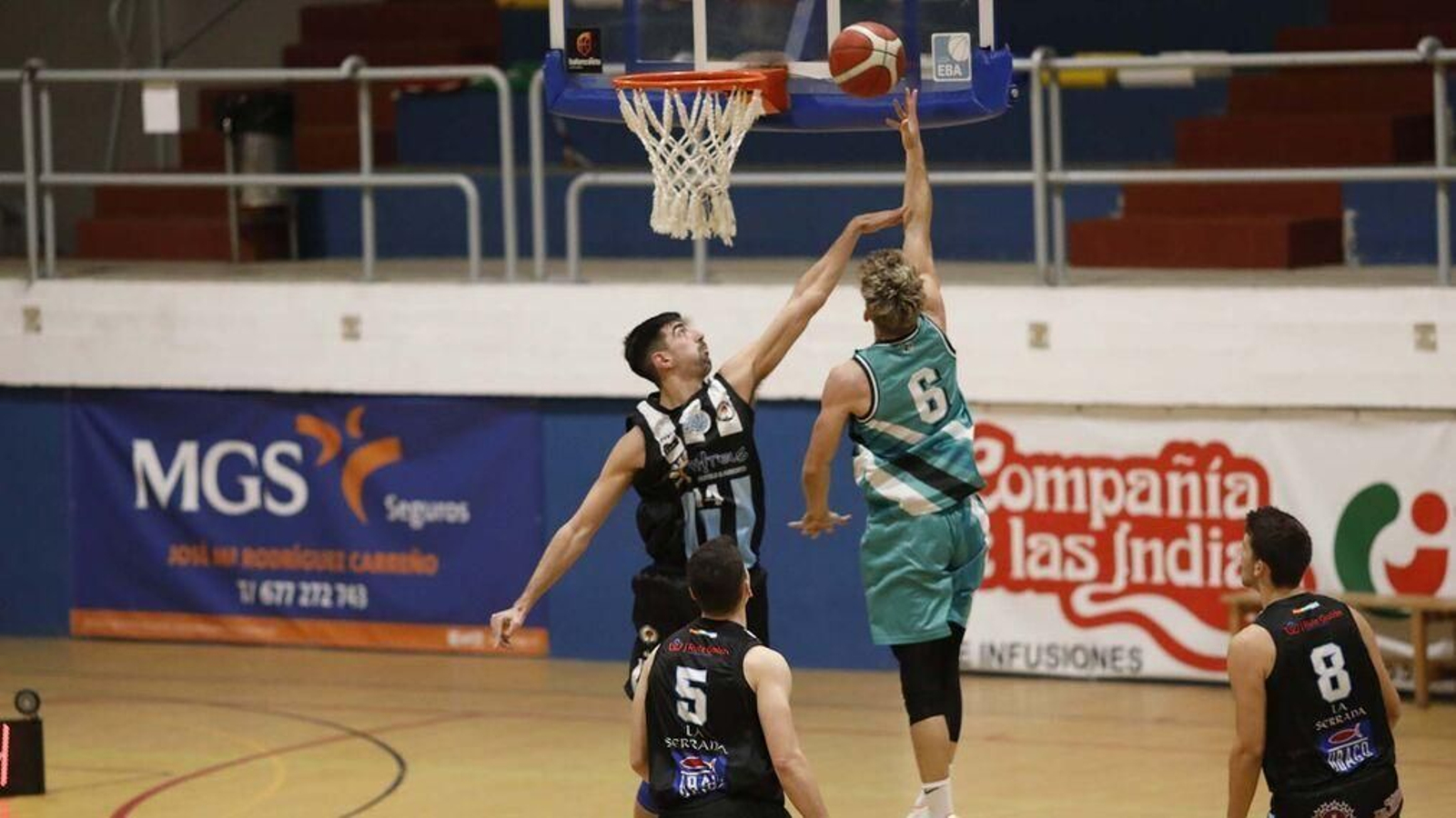 David Espadiña trata de frenar al esteponero Paradis en el encuentro de la primera vuelta