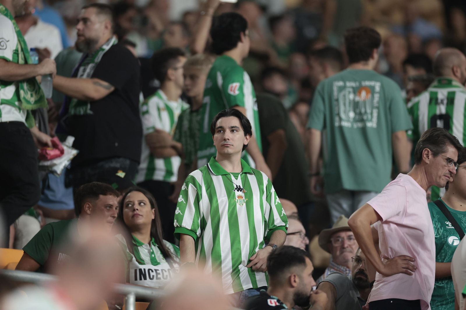 Búscate en las fotos del Betis - Nottingham Forest