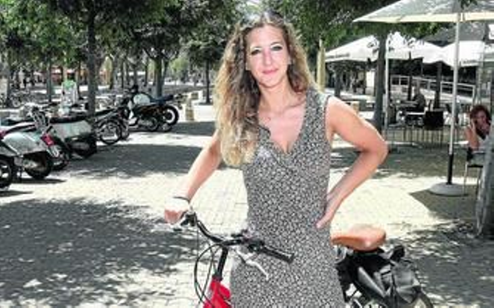 Ellen Bredefeldt, profesora de Inglés y de Sueco en Sevilla, con su bicicleta en la Alameda de Hércules.