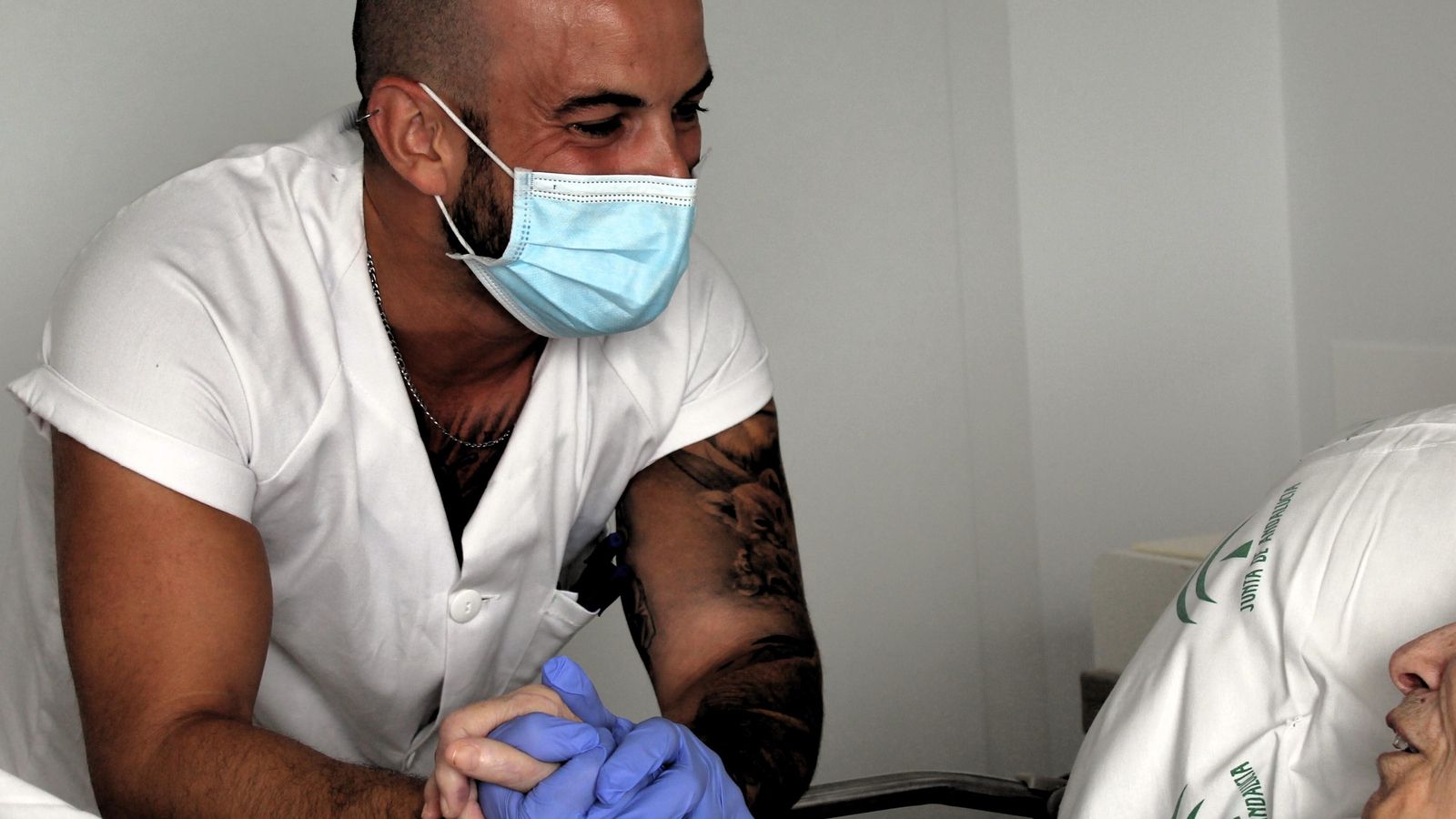 Un TCAE del hospital Infanta Elena con una paciente.