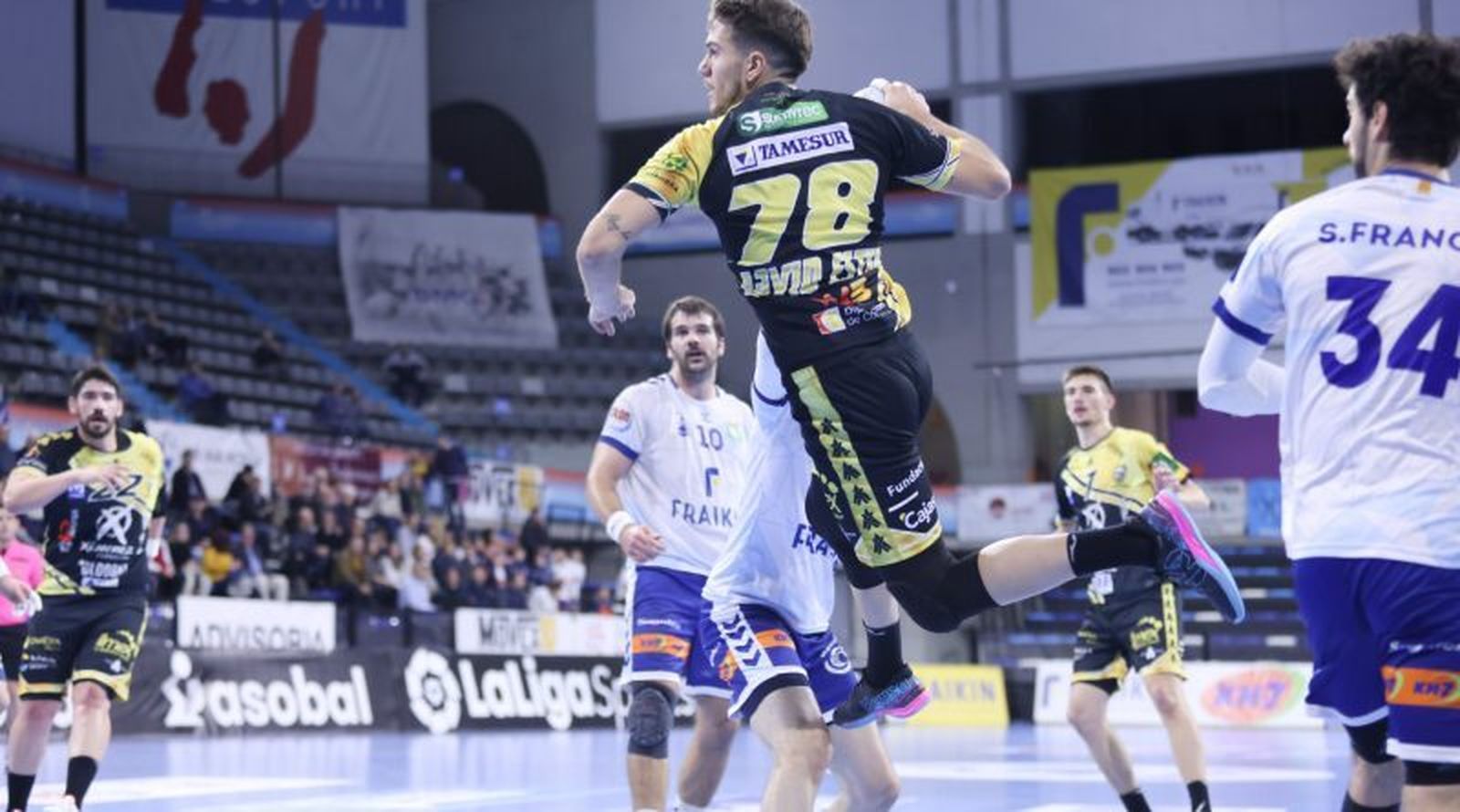 David Estepa ejecuta un disparo.