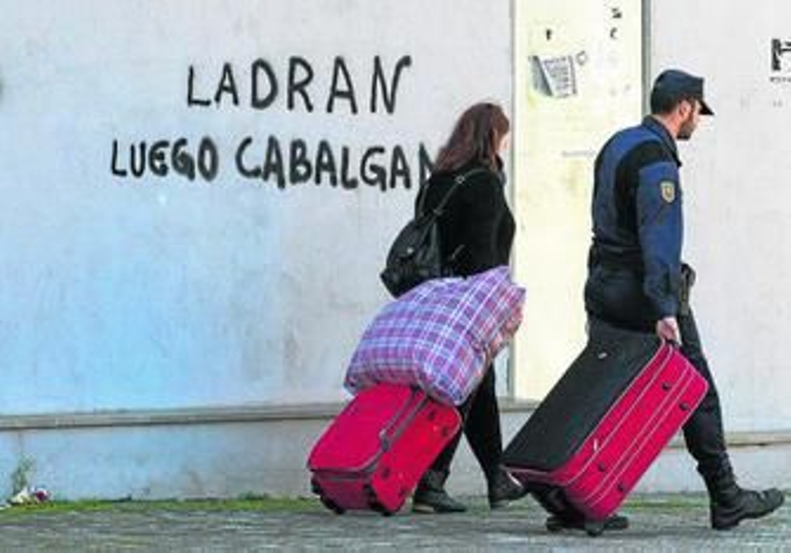 Un policía ayuda a una de las desalojadas, el pasado 6 de abril en la Corrala Utopía.