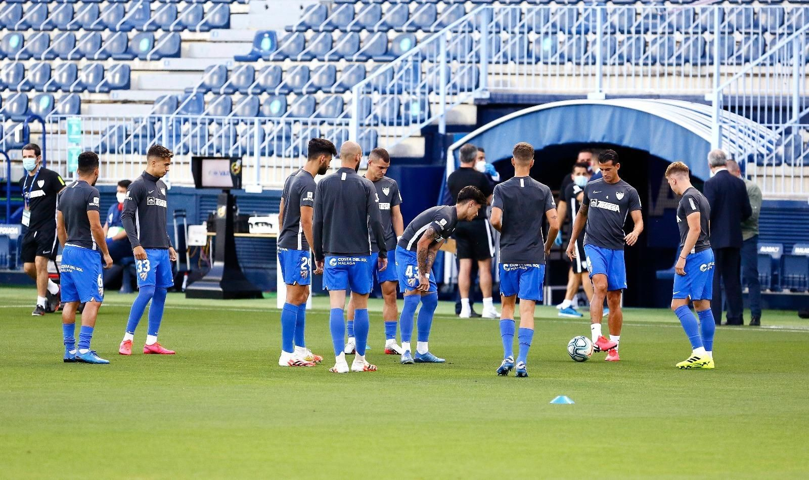 El Málaga, en el calentamiento antes de medirse al Extremadura. El Málaga, en el calentamiento antes de medirse al Extremadura.