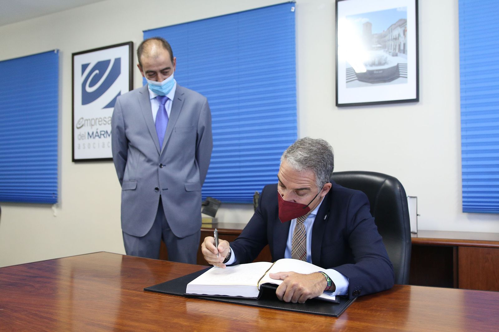 Las imágenes de la visita de Bendodo a Cosentino y la firma de la adenda con Extenda y la AEMA