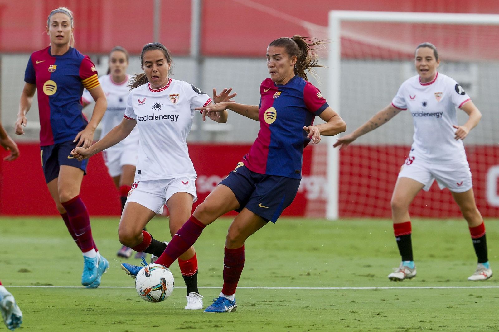Alicia Redondo presiona a Patri Guijarro en la zona media del campo.