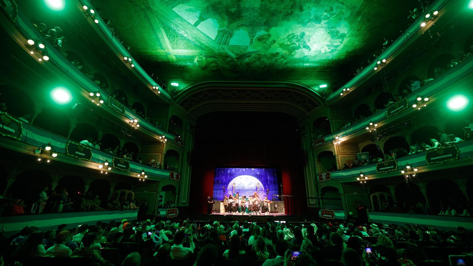 Búscate entre las mejores imágenes de la final del COAC 2025 del Carnaval de Cádiz