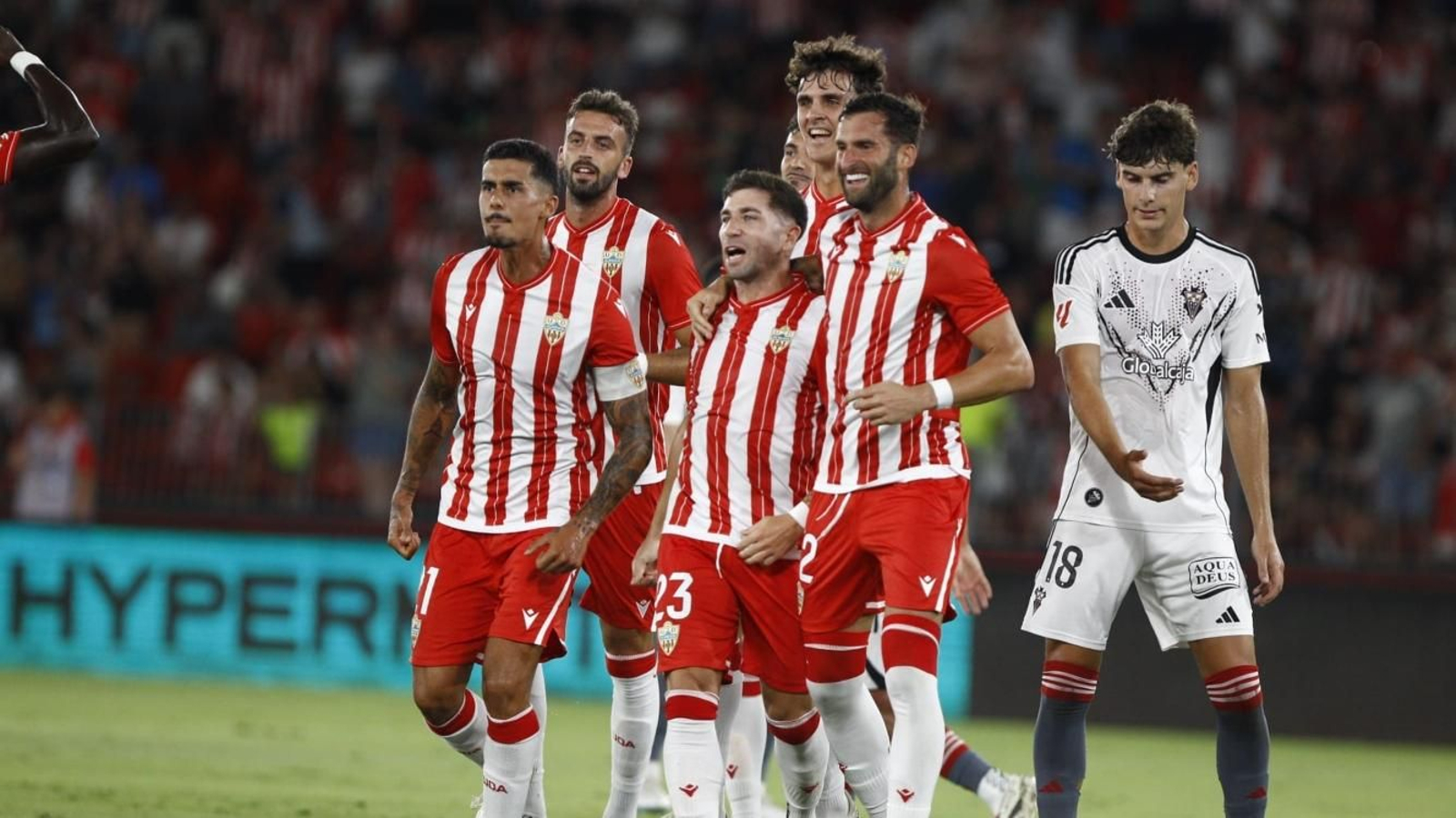 Los rojiblancos celebran el tanto de Adri Embarba.