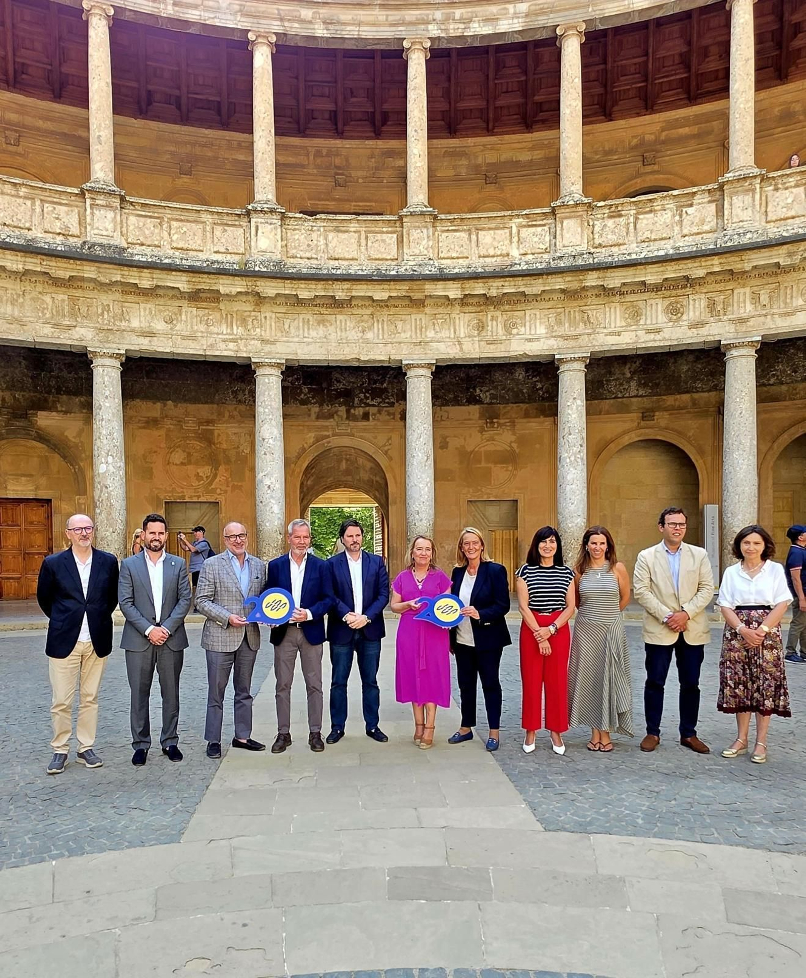 Foto de familia del jurado en el Palacio de Carlos V.