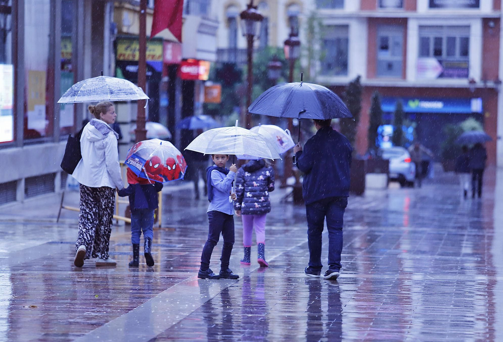 Imágenes de la mañana lluviosa de domingo en Huelva