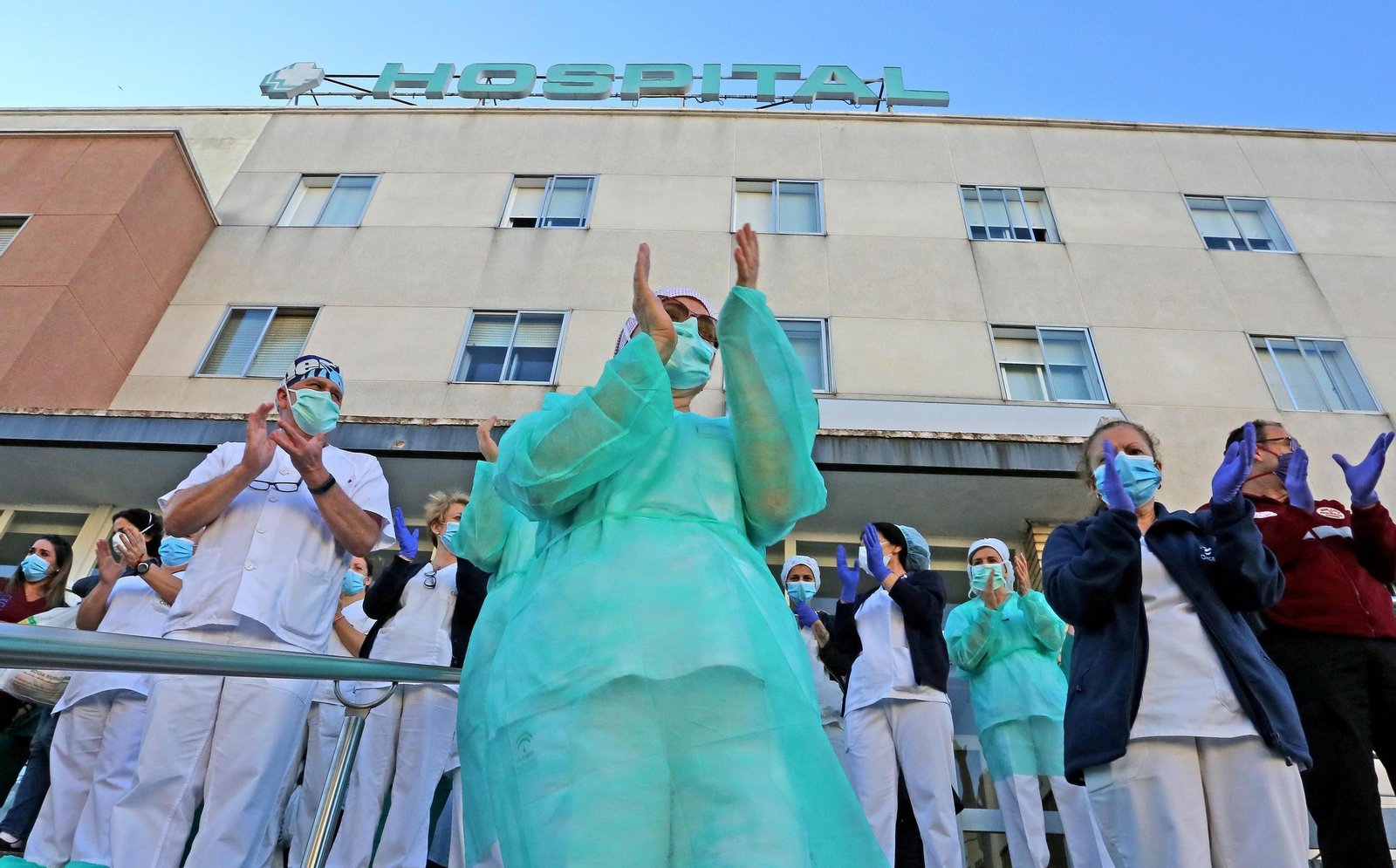 Profesionales sanitarios del hospital en el homenaje a un trabajador fallecido. Profesionales sanitarios del hospital en el homenaje a un trabajador fallecido.