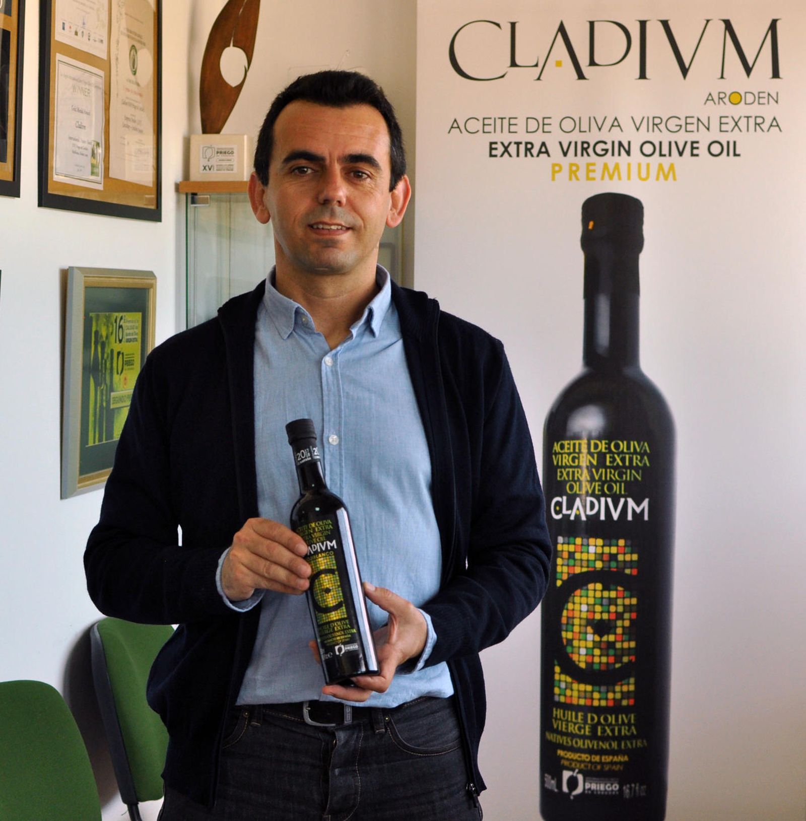 Luis Torres, con una botella de la marcha de alta gama Cladivm.