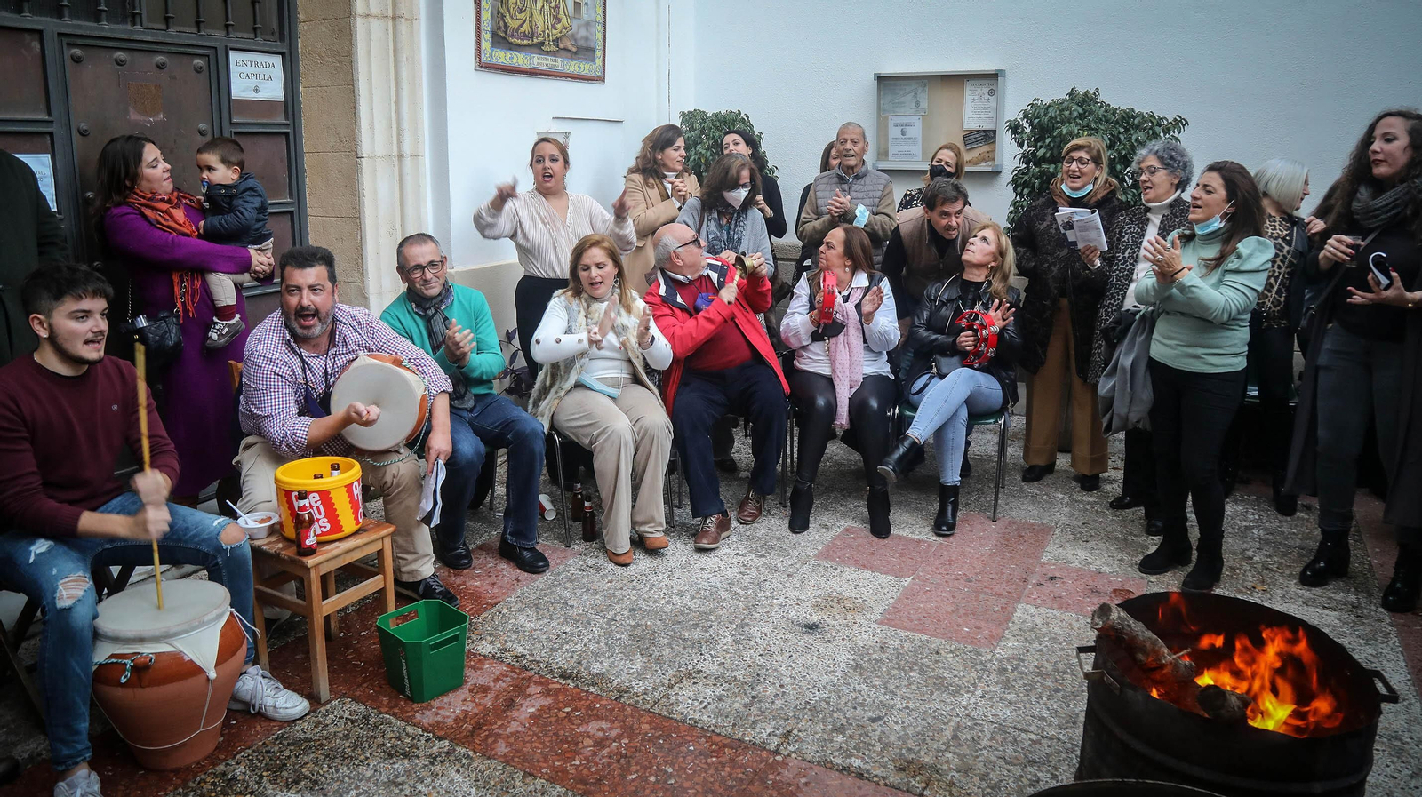 Las zambombas llenan las plazas y calles del centro de Jerez