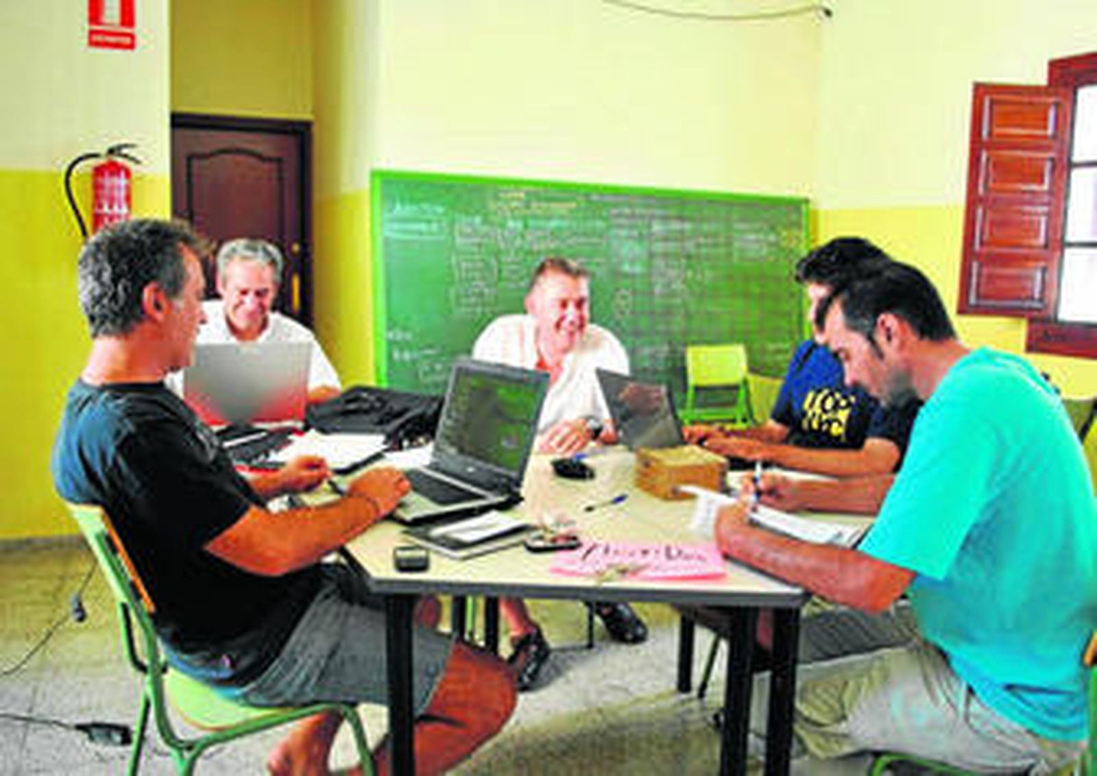 Algunos de los promotores de la asociación en una reunión de trabajo.