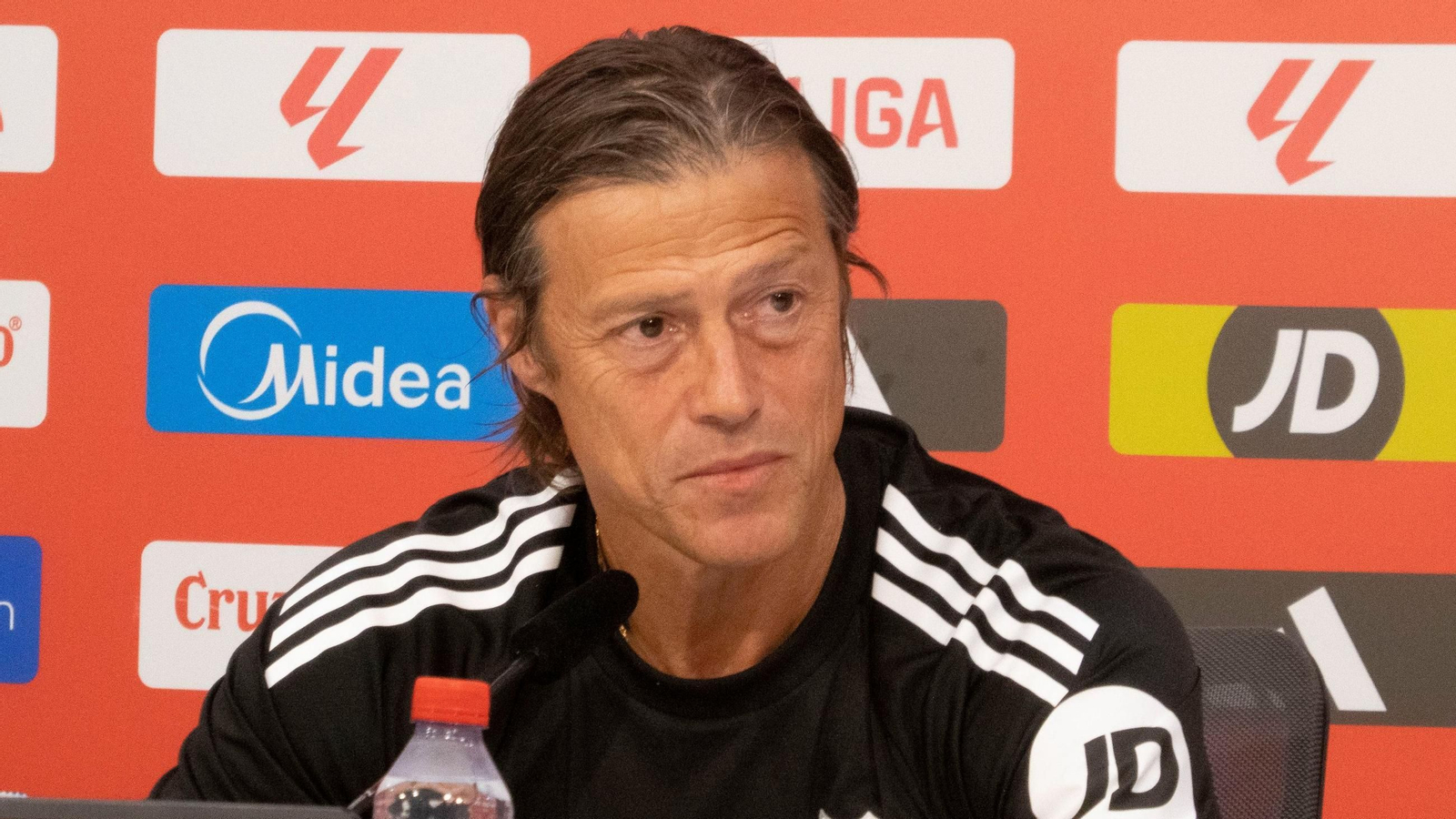 Almeyda escucha una pregunta en la rueda de prensa