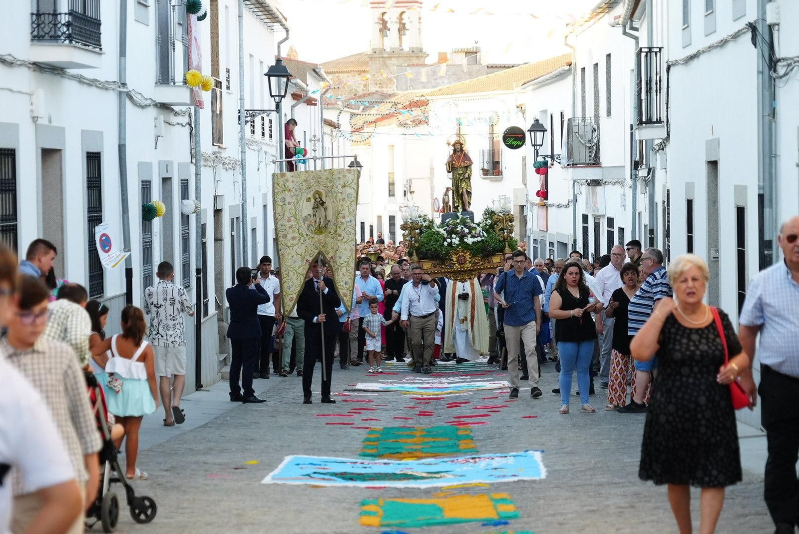 La procesión de San Roque en Dos Torres sobre las alfombras de sal, en imágenes