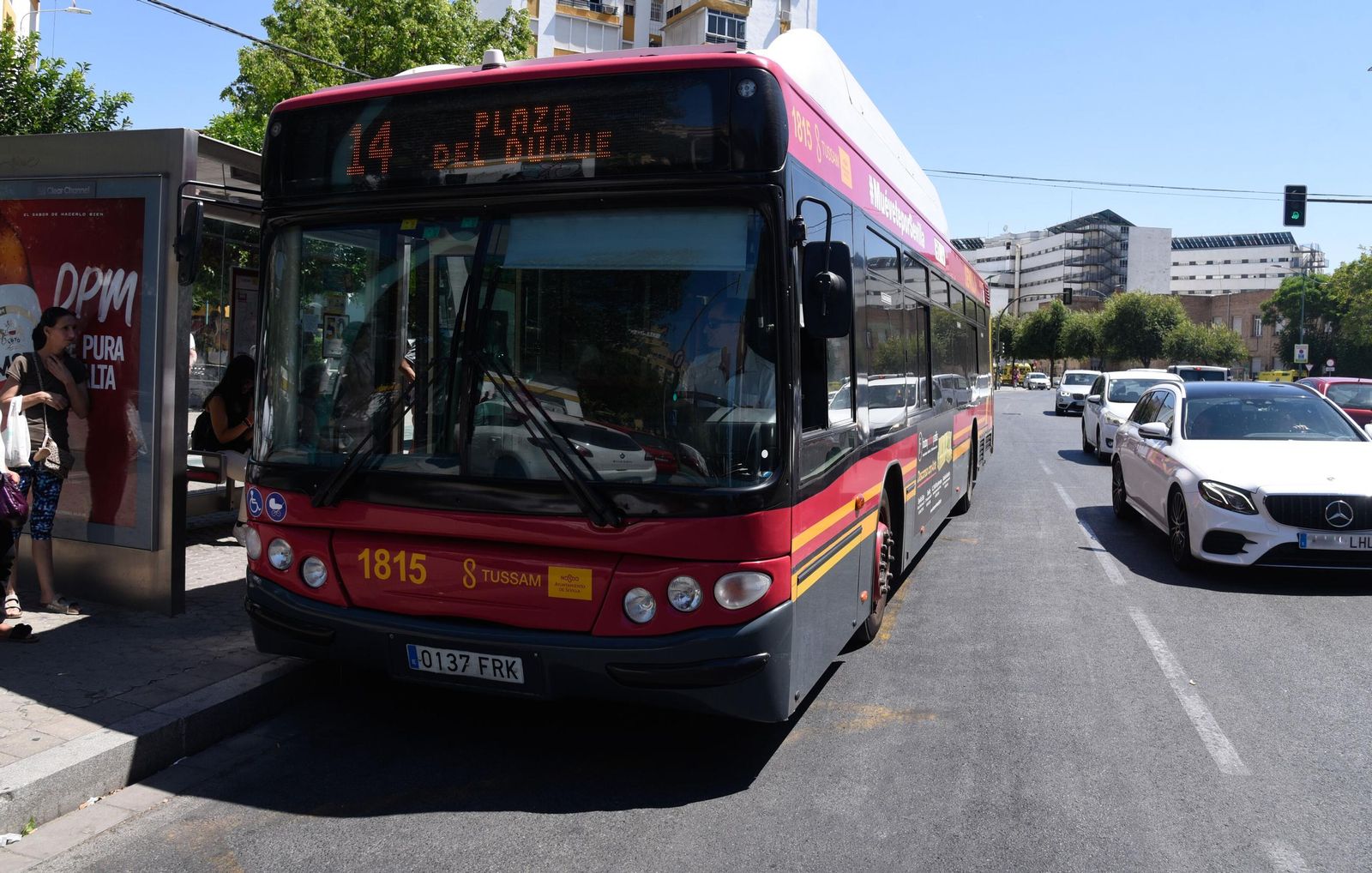 Un autobús de Tussam en la zona de la Macarena.