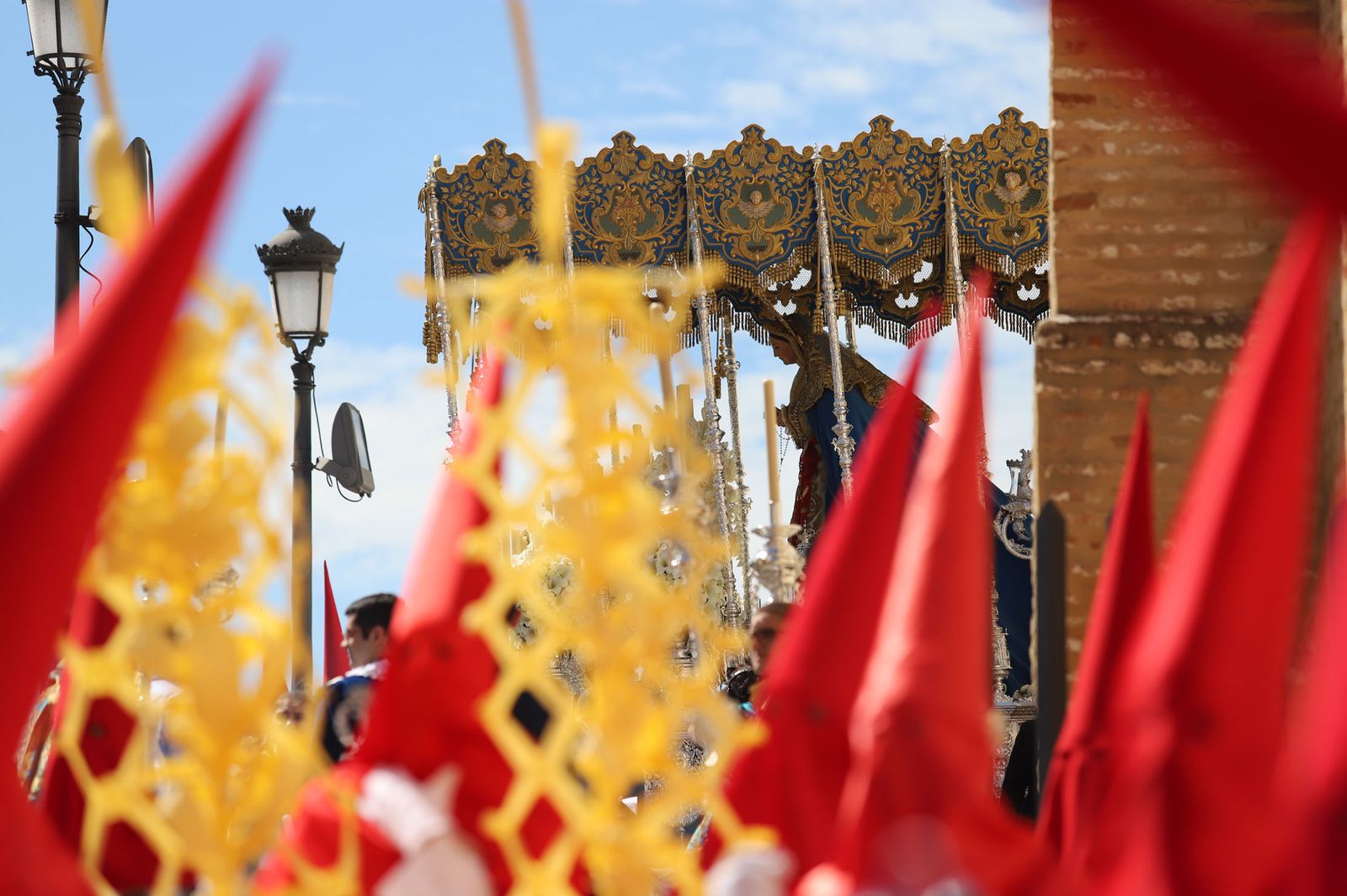Imágenes del recorrido de la Borriquita  por las calles de Huelva