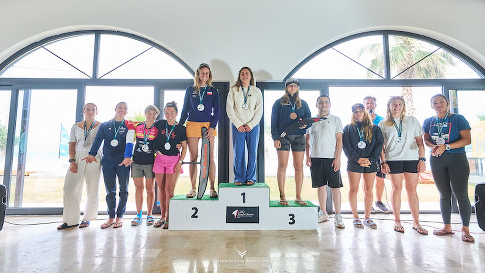 El podio femenino con el resto de las competidoras